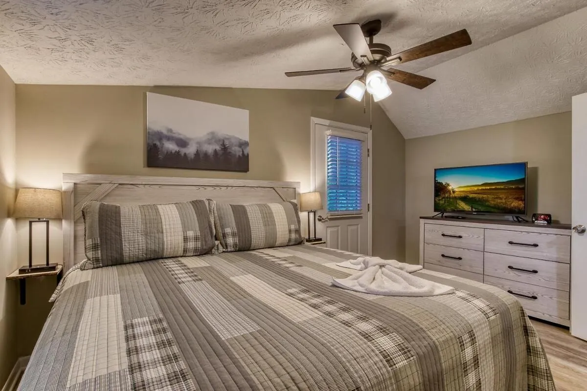 Serene W Hot Tub, Games, Wi-fi, Pets Ok Pigeon Forge