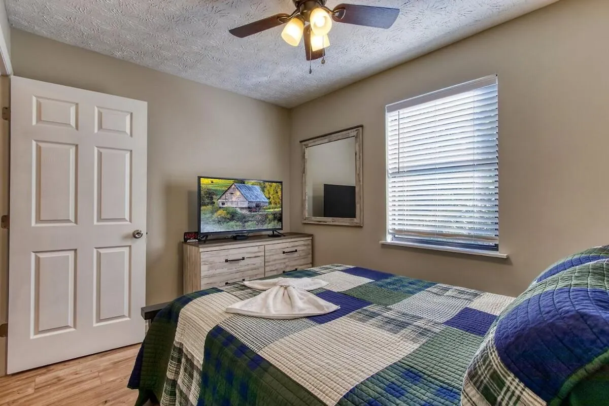 Holiday home Serene W Hot Tub, Games, Wi-fi, Pets Ok Pigeon Forge