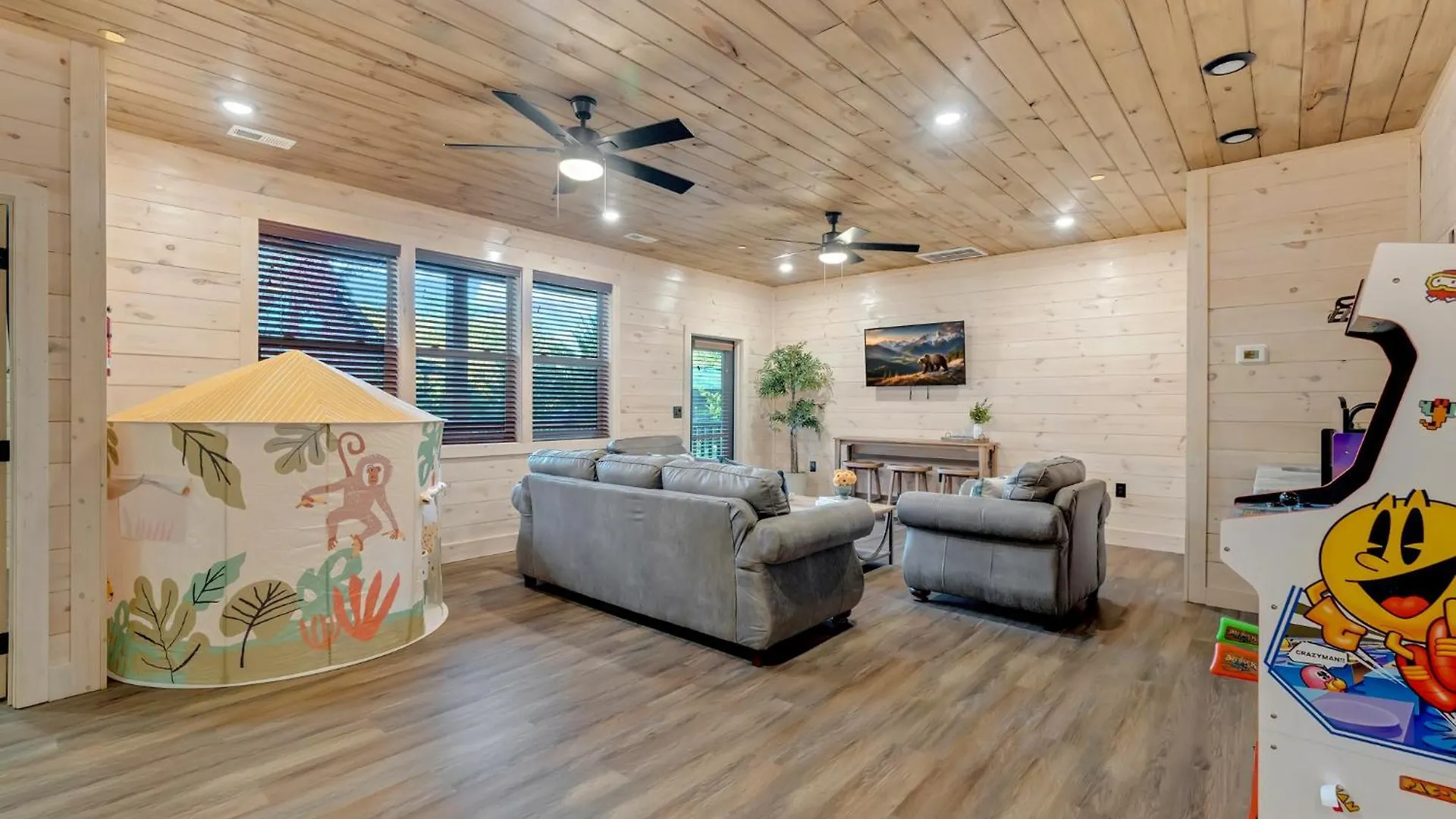 New Luxury With Indoor Pool, Hot Tub, & Theater Holiday home