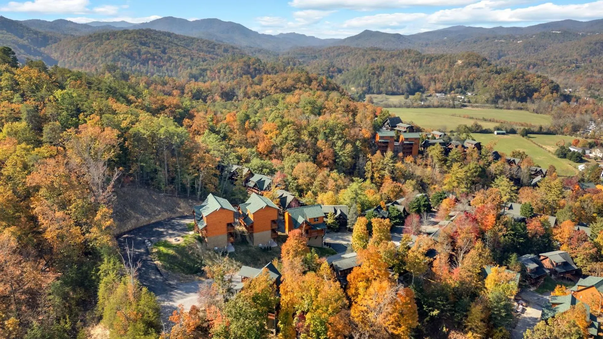 New Luxury With Indoor Pool, Hot Tub, & Theater * Pigeon Forge