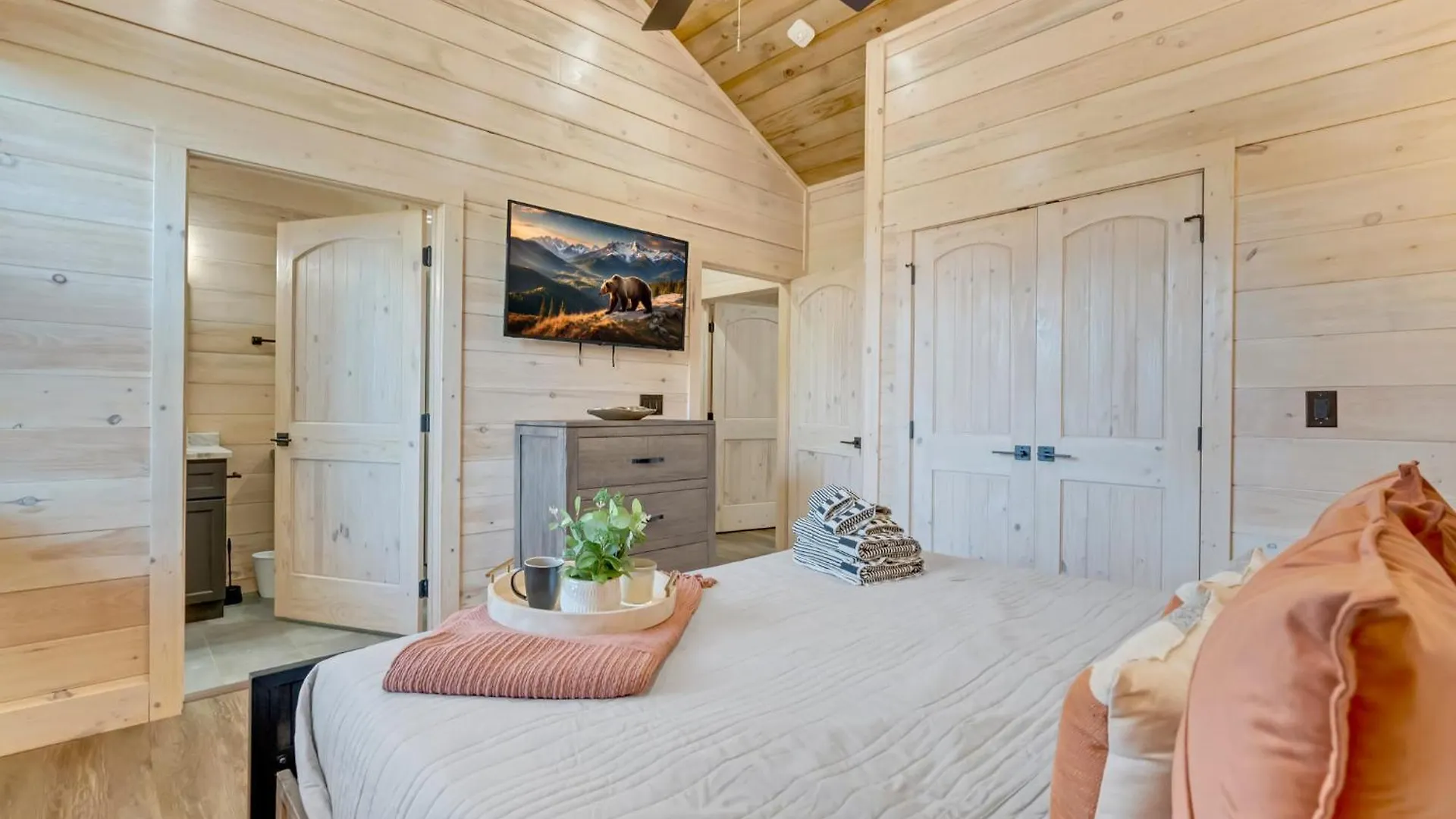 New Luxury With Indoor Pool, Hot Tub, & Theater Holiday home *