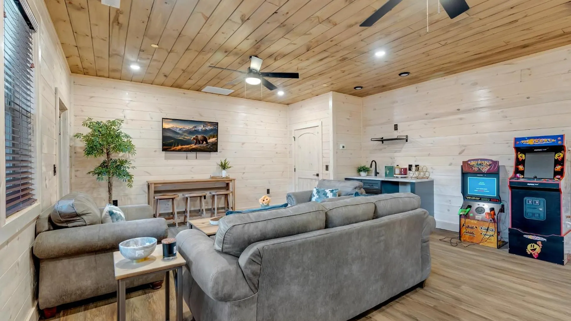 New Luxury With Indoor Pool, Hot Tub, & Theater Pigeon Forge