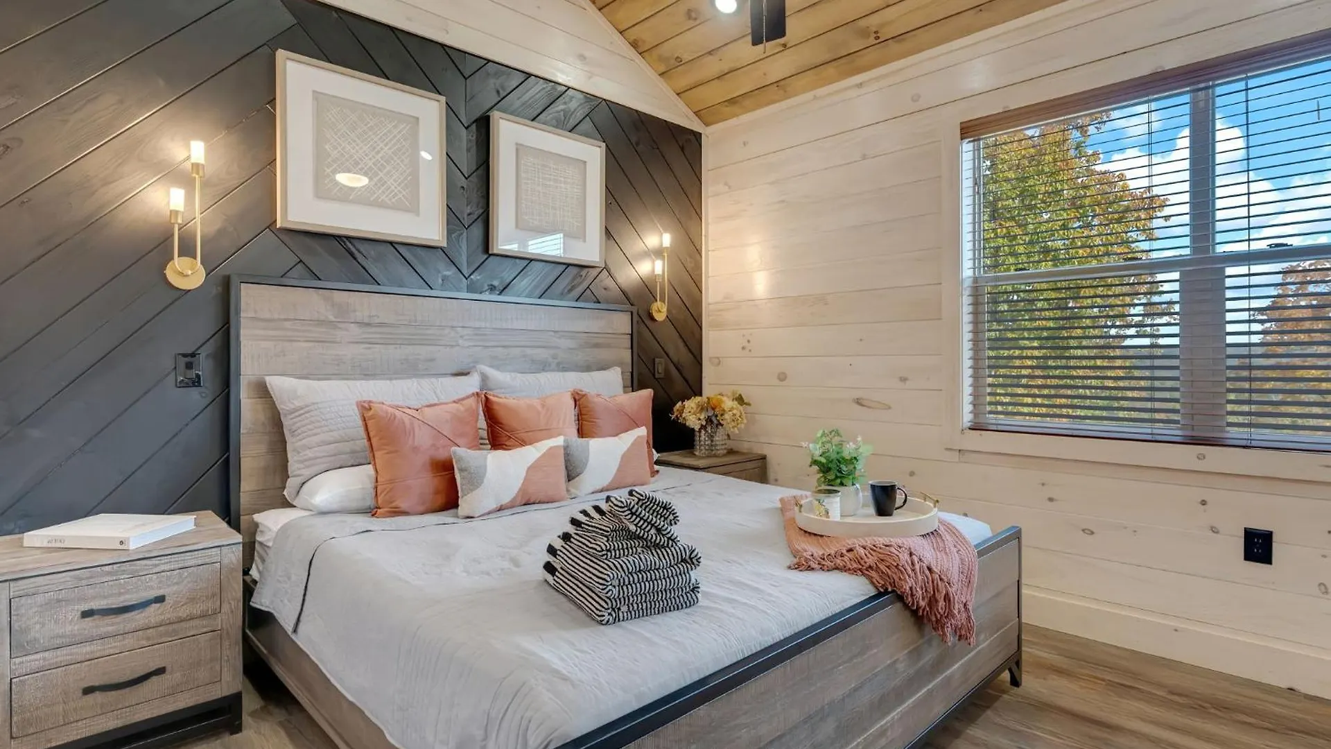 New Luxury With Indoor Pool, Hot Tub, & Theater Holiday home