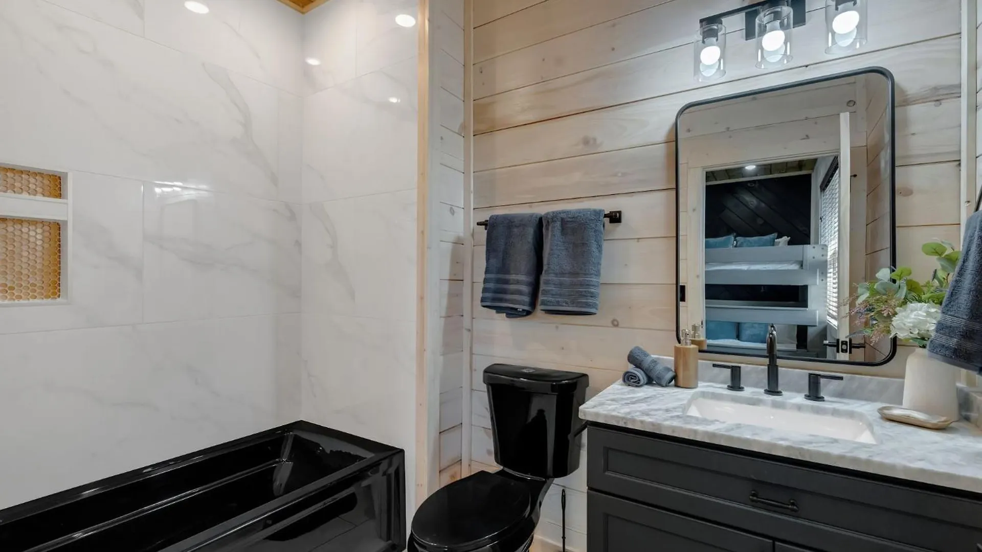 New Luxury With Indoor Pool, Hot Tub, & Theater Holiday home *