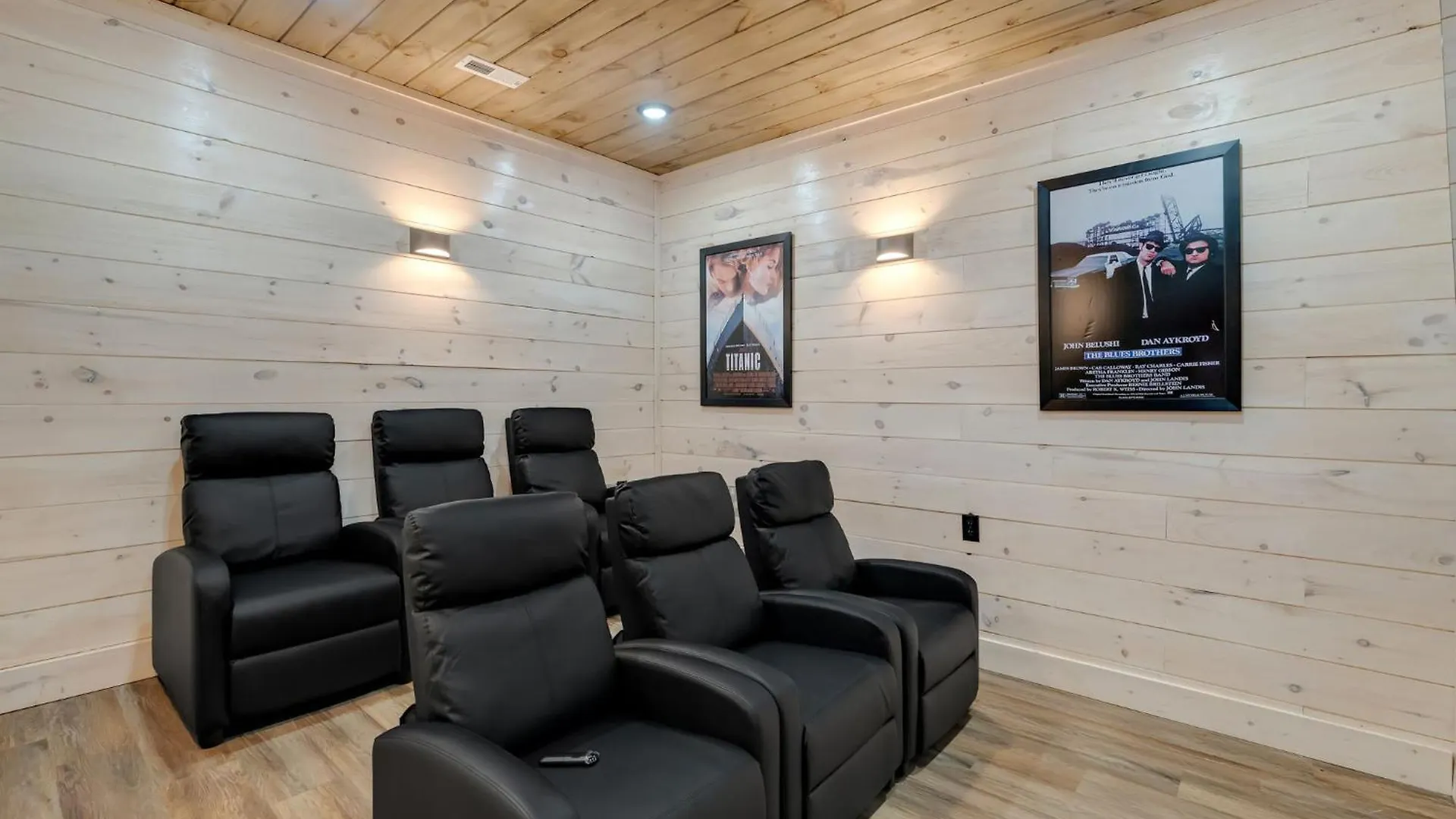 New Luxury With Indoor Pool, Hot Tub, & Theater Holiday home