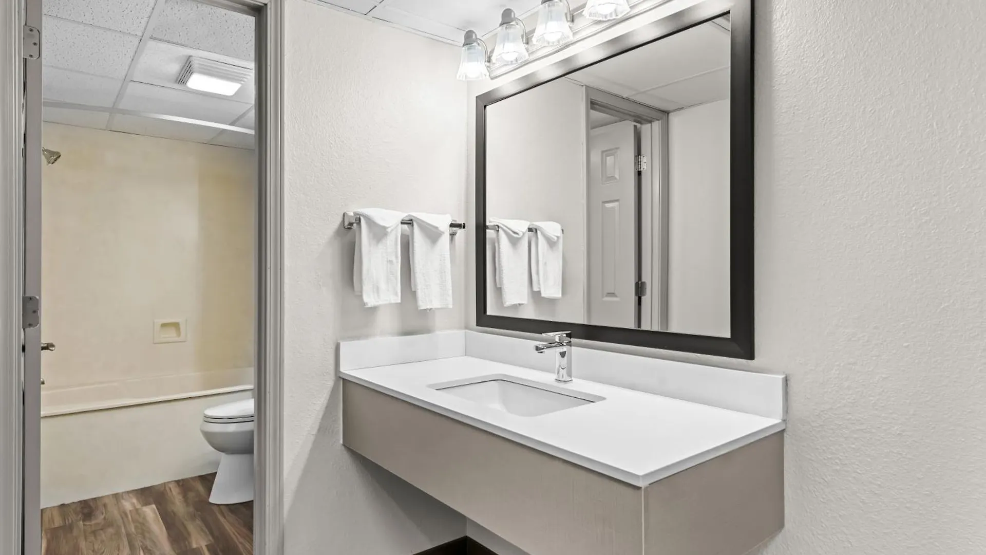 Quality & At Dollywood Lane Ξενοδοχείο