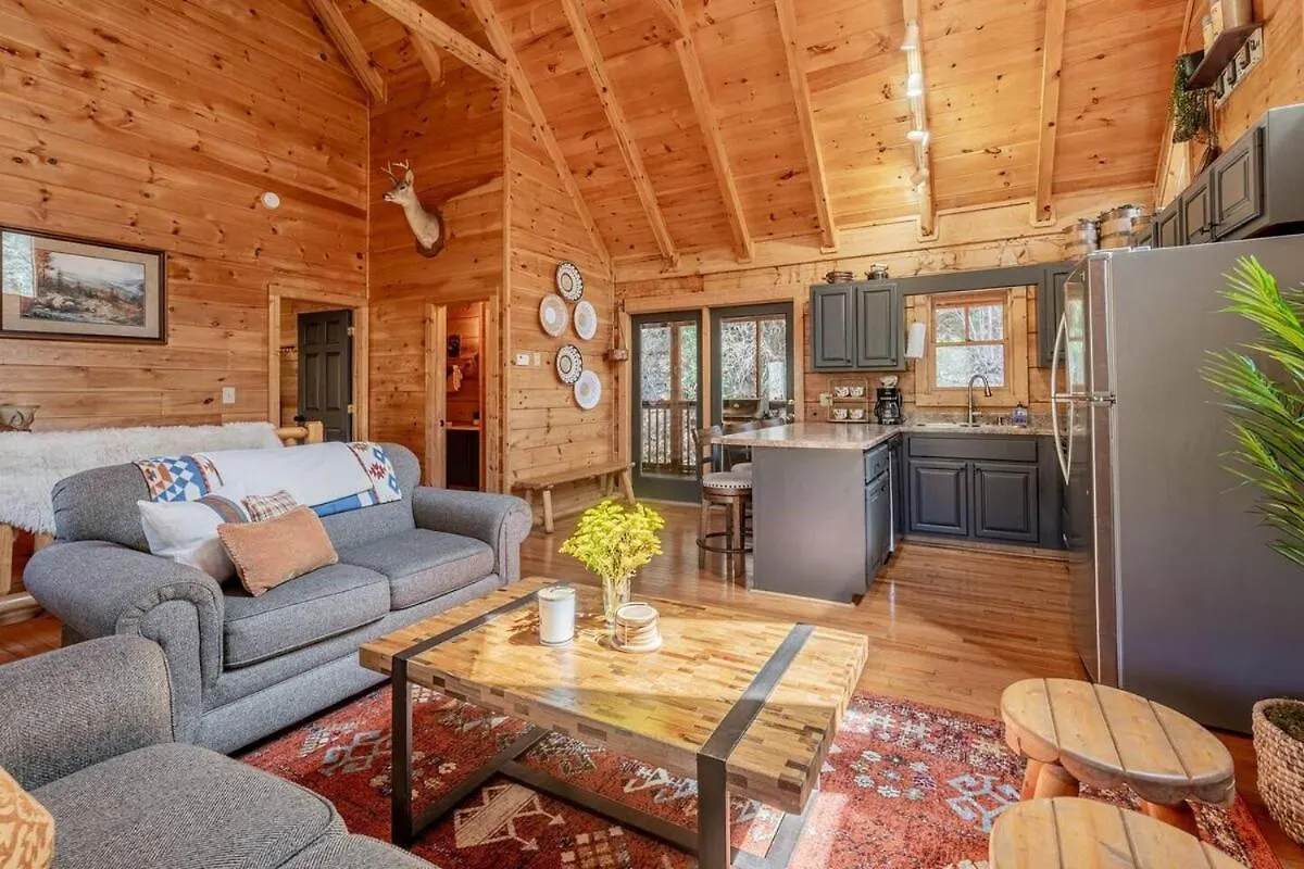 Cozy Retreat With Movie Near Parkway Дом отдыха *