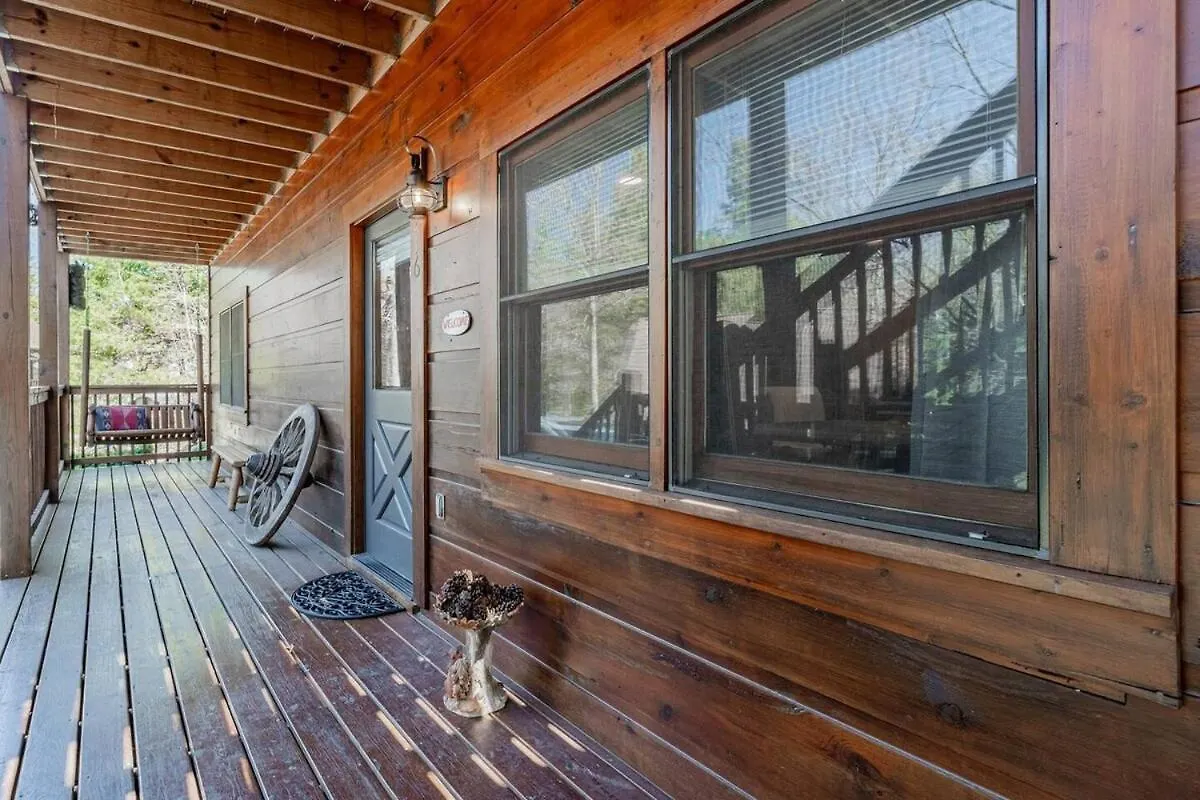 Cozy Retreat With Movie Near Parkway