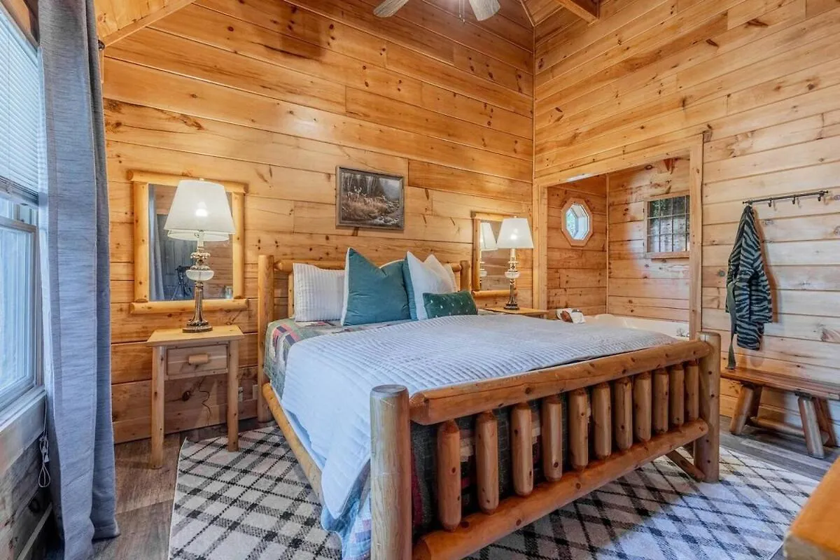 Cozy Retreat With Movie Near Parkway Дом отдыха