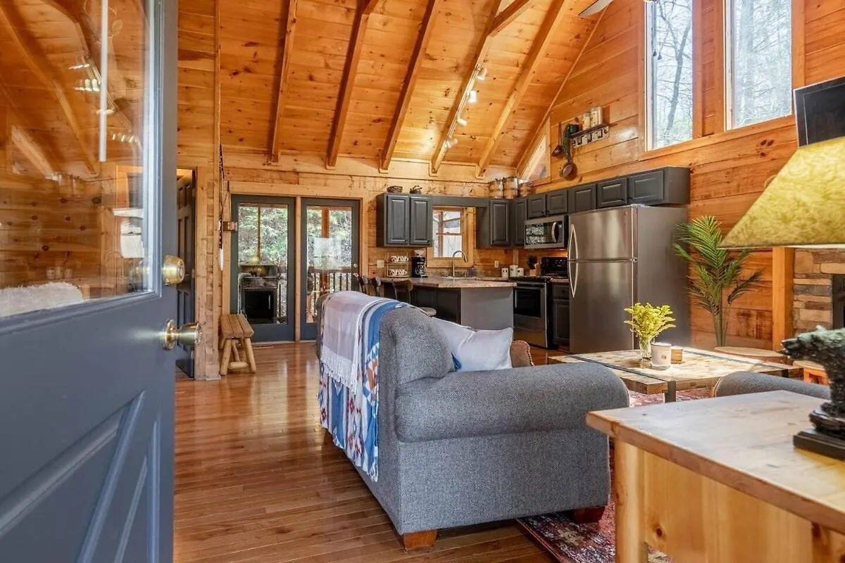 Cozy Retreat With Movie Near Parkway Дом отдыха