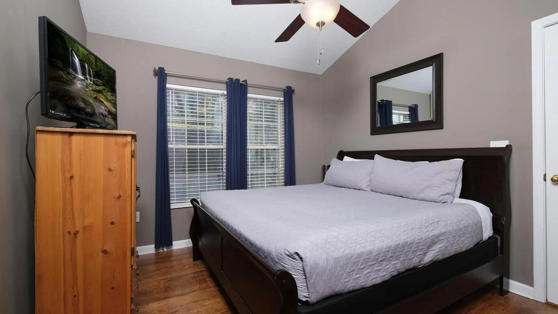 Steps Away From Pf Parkway, Pet Friendly, Hot Tub!