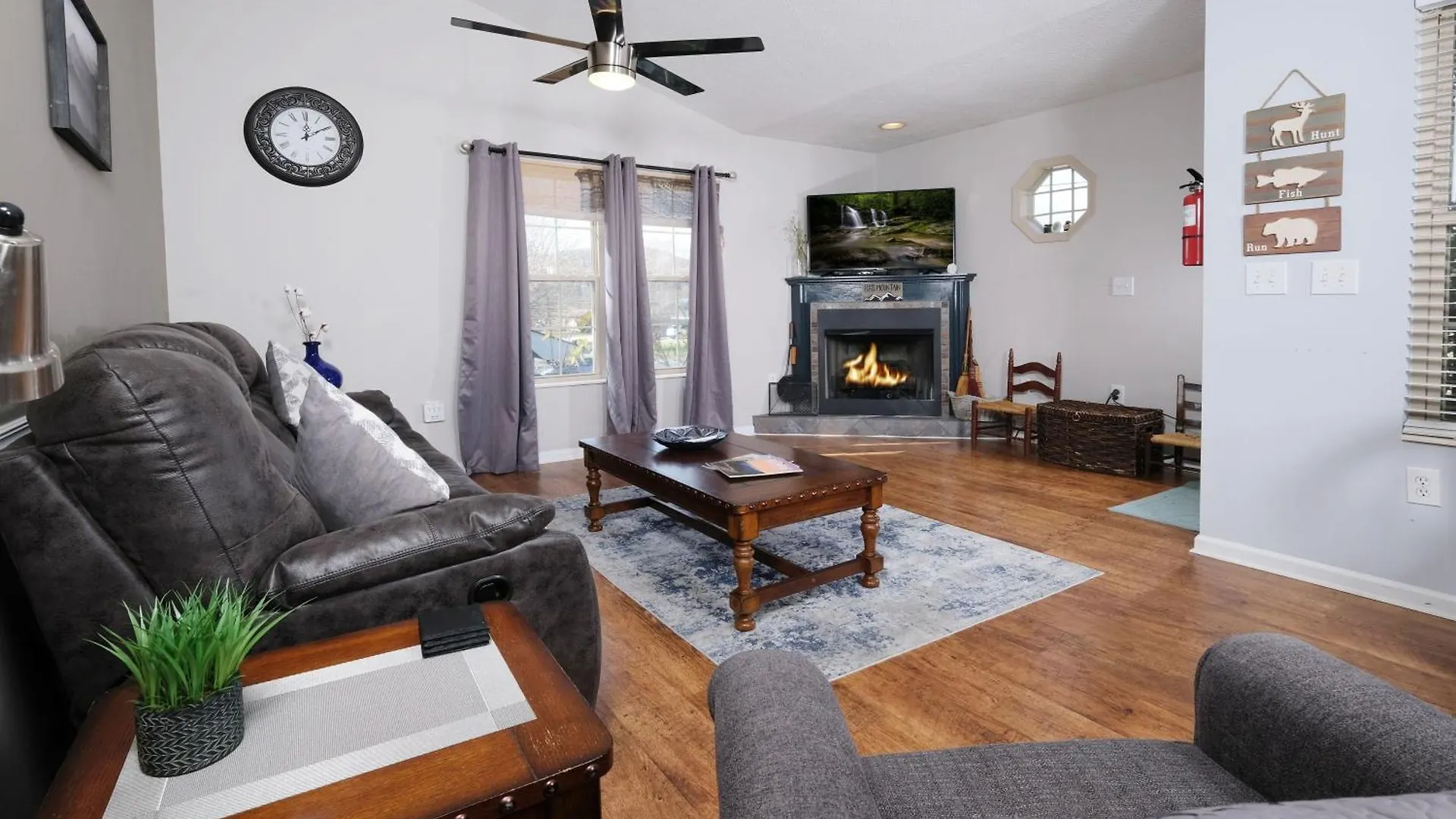 Semesterbostad Steps Away From Pf Parkway, Pet Friendly, Hot Tub! *