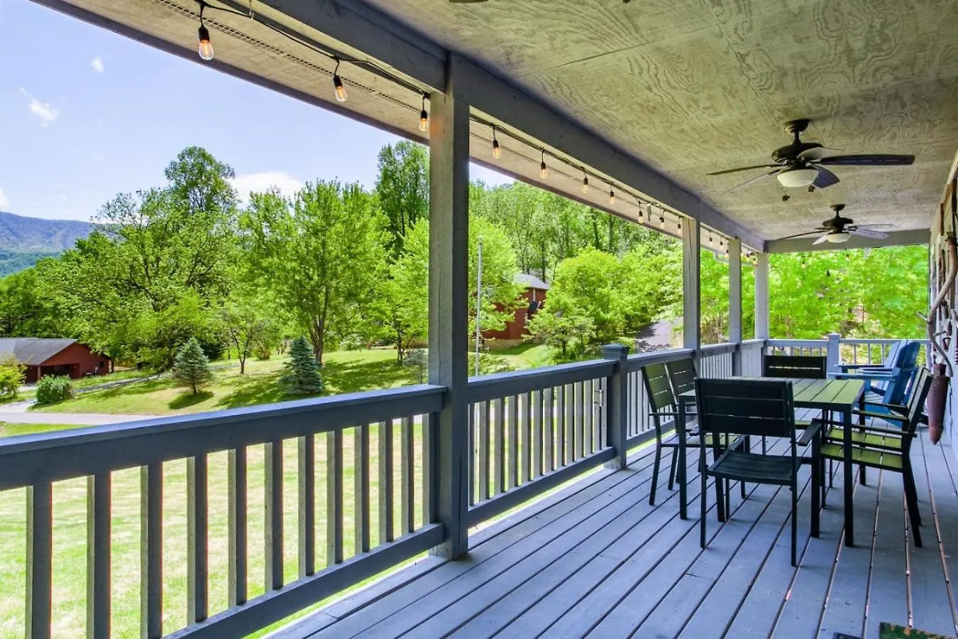 Mtn View, Community Pool, Game Room, & Hot Tub! Pigeon Forge