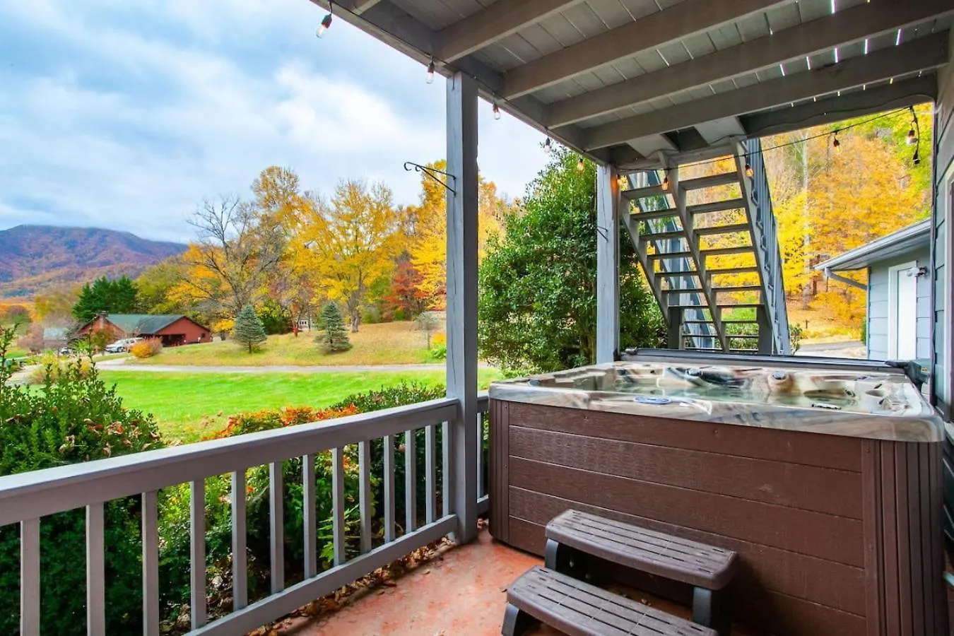 Mtn View, Community Pool, Game Room, & Hot Tub!