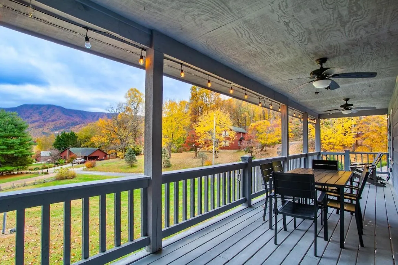 Mtn View, Community Pool, Game Room, & Hot Tub! *