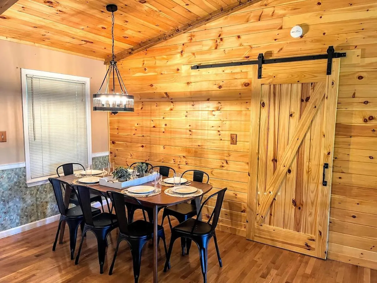 Mtn View, Community Pool, Game Room, & Hot Tub! *