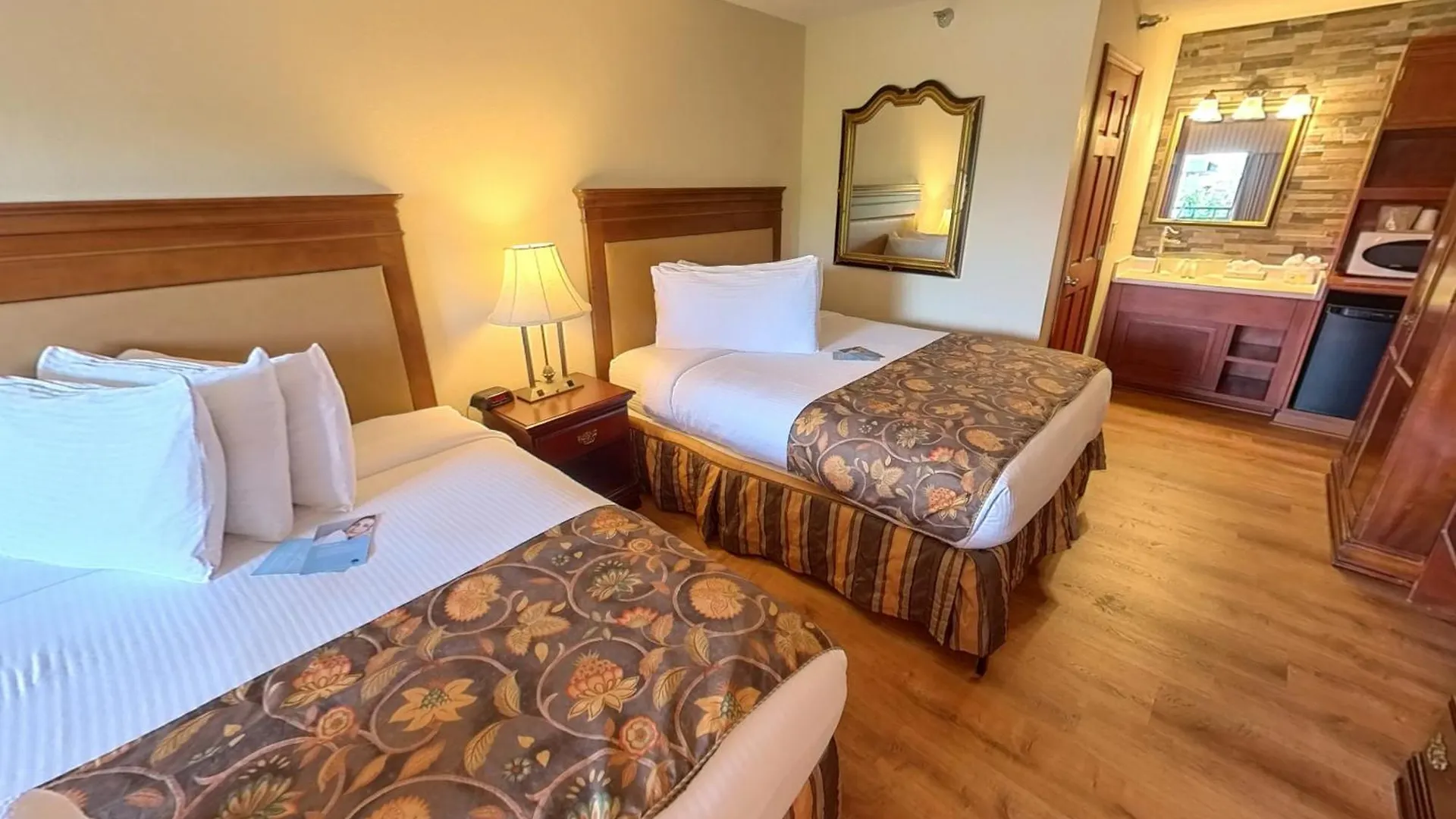 Arbors At Island Landing & Hotel Pigeon Forge
