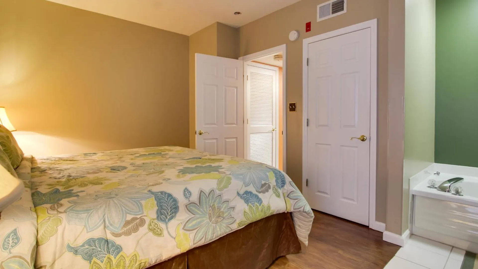 Apartment Parkway About Walk To Island In Pigeon Forge!