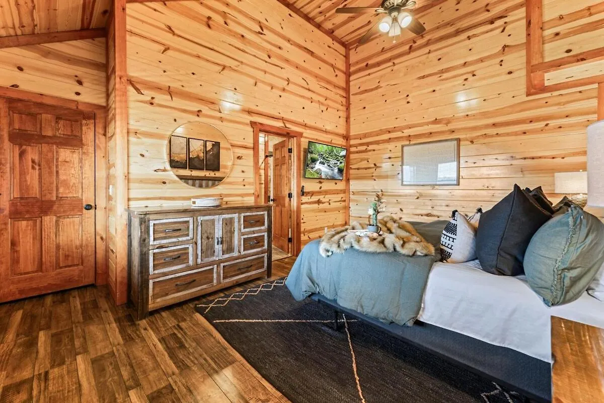 New Luxury Newly Furnished Sleeps 20 Stunning View Heated Indoor Pool With New Mural Arcade Games Theater And Karaoke * Pigeon Forge