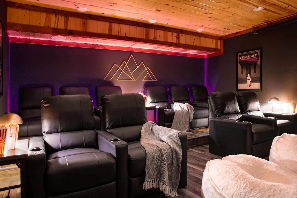 New Luxury Newly Furnished Sleeps 20 Stunning View Heated Indoor Pool With New Mural Arcade Games Theater And Karaoke *