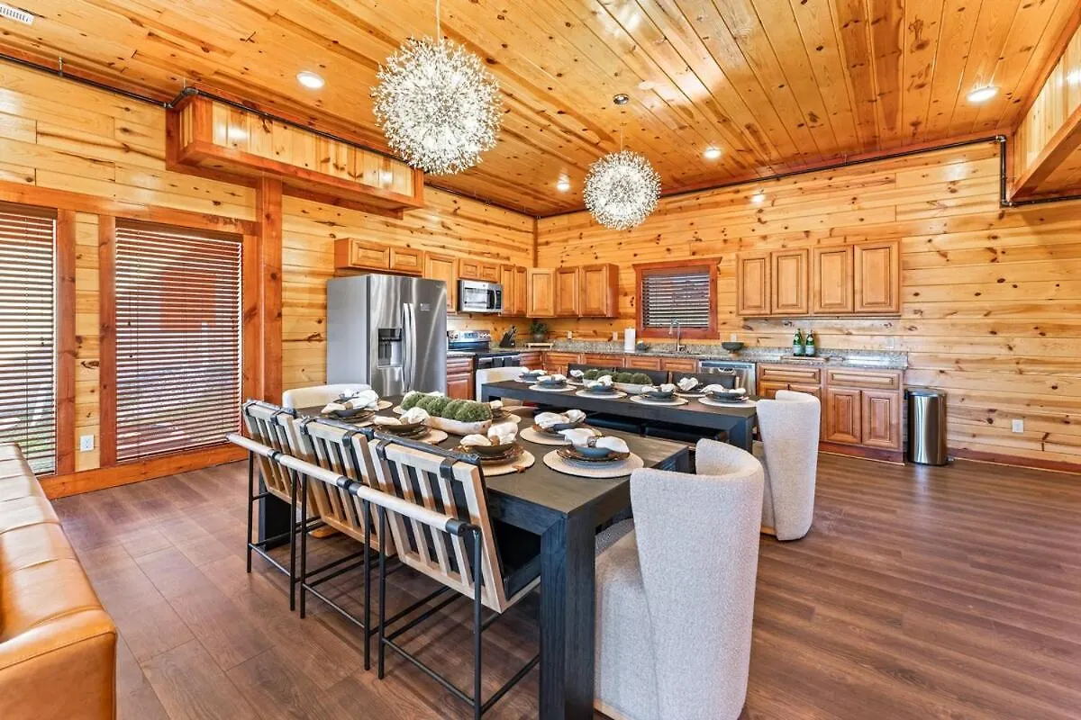 Holiday home New Luxury Newly Furnished Sleeps 20 Stunning View Heated Indoor Pool With New Mural Arcade Games Theater And Karaoke *