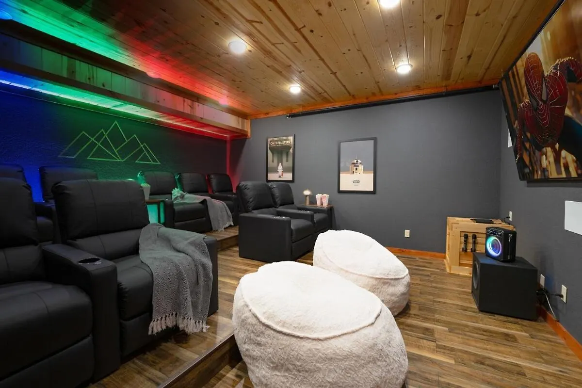 New Luxury Newly Furnished Sleeps 20 Stunning View Heated Indoor Pool With New Mural Arcade Games Theater And Karaoke Holiday home Pigeon Forge