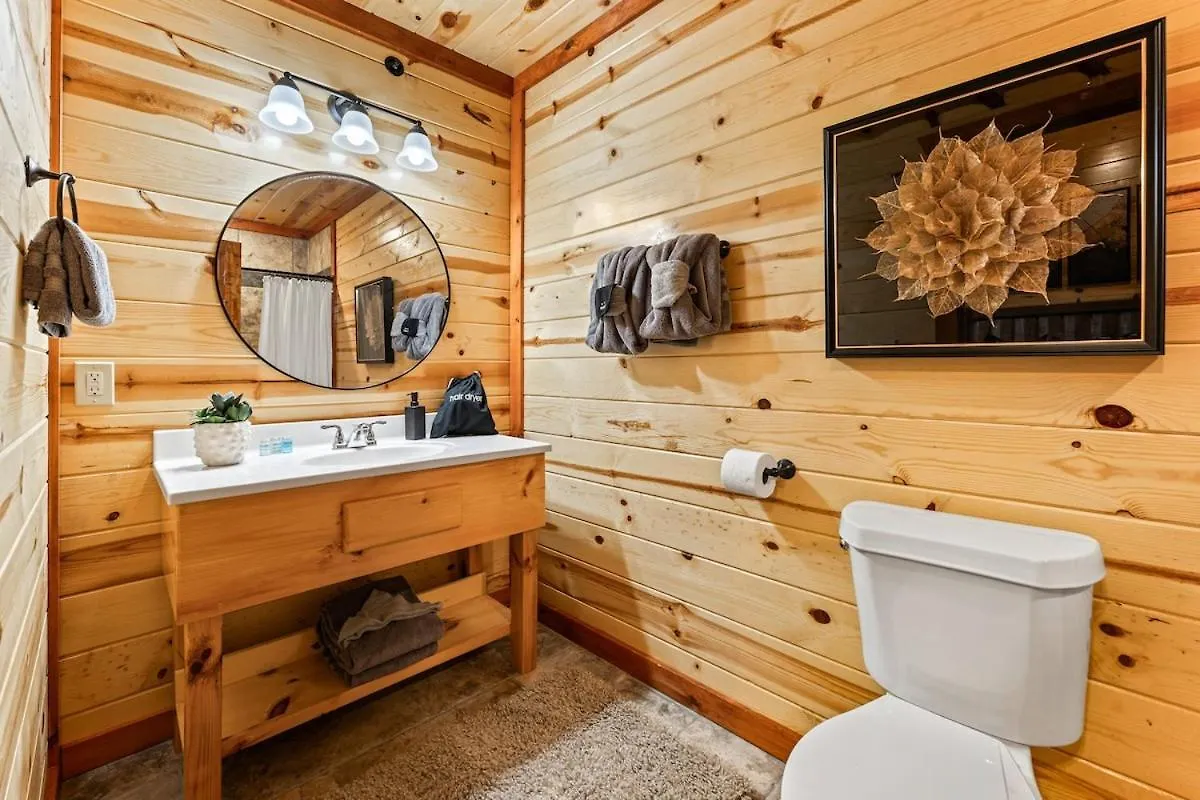 New Luxury Newly Furnished Sleeps 20 Stunning View Heated Indoor Pool With New Mural Arcade Games Theater And Karaoke Holiday home Pigeon Forge