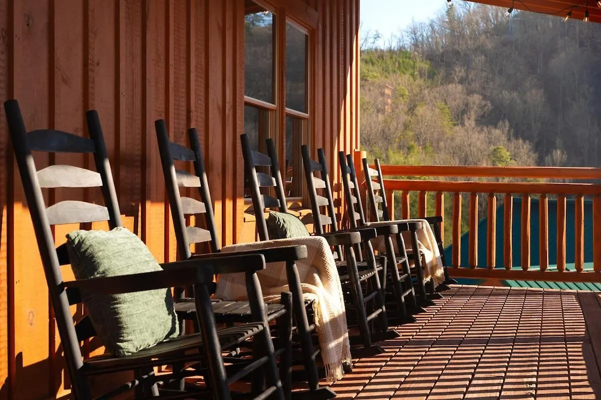 New Luxury Newly Furnished Sleeps 20 Stunning View Heated Indoor Pool With New Mural Arcade Games Theater And Karaoke Holiday home Pigeon Forge