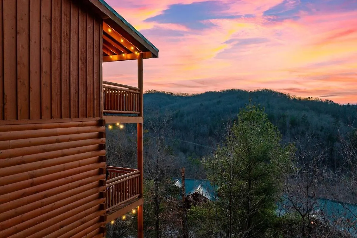 Holiday home New Luxury Newly Furnished Sleeps 20 Stunning View Heated Indoor Pool With New Mural Arcade Games Theater And Karaoke Pigeon Forge