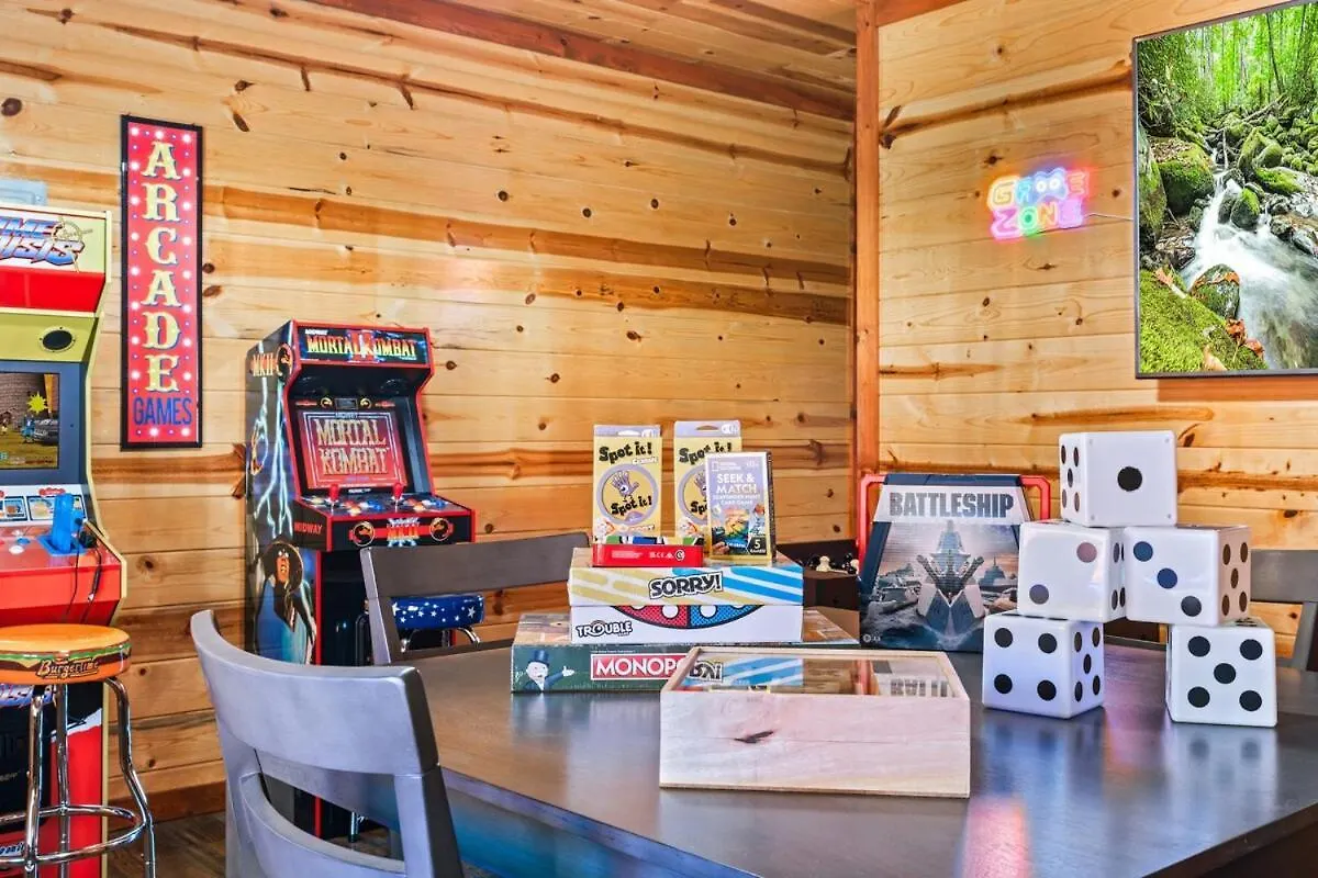 Holiday home New Luxury Newly Furnished Sleeps 20 Stunning View Heated Indoor Pool With New Mural Arcade Games Theater And Karaoke Pigeon Forge