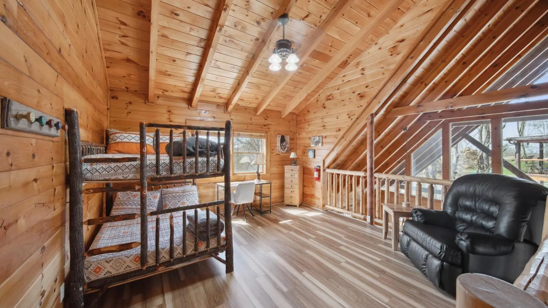 Alpine Near Dollywood, Hot Tub, Game Room, Outdoor Pool, Fast Wifi *