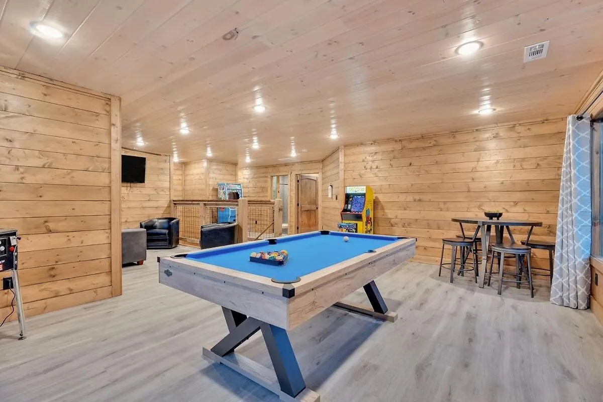 Honeybear Hideaways - Luxury Cozy With Theater, Game And Hot Tub 펜션 *