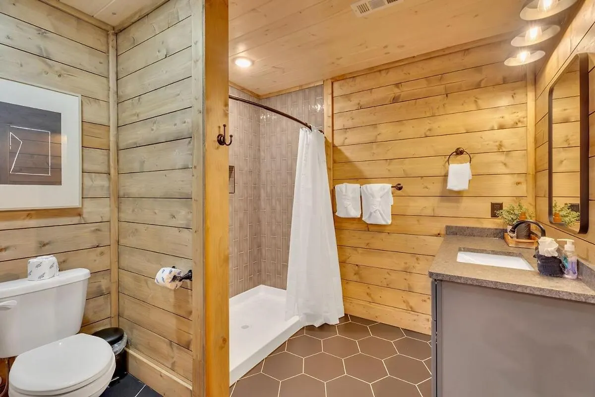 Honeybear Hideaways - Luxury Cozy With Theater, Game And Hot Tub 펜션 *