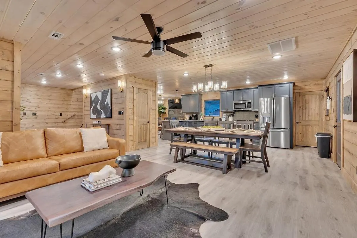 Honeybear Hideaways - Luxury Cozy With Theater, Game And Hot Tub 펜션