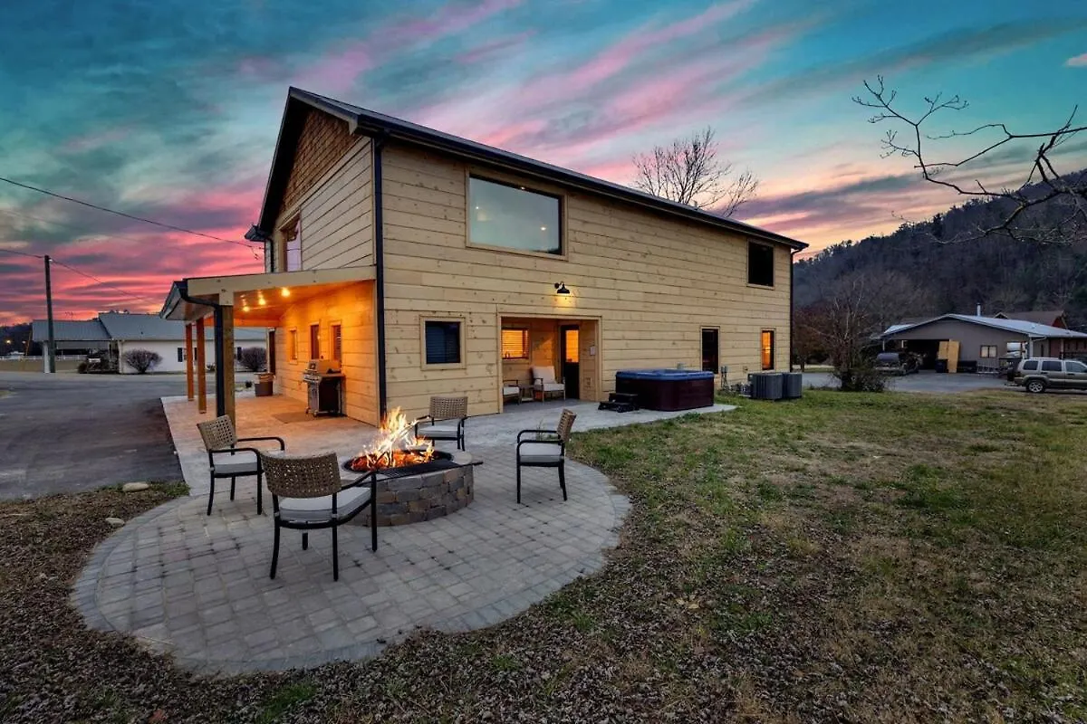 Honeybear Hideaways - Luxury Cozy With Theater, Game And Hot Tub 비둘기 포지