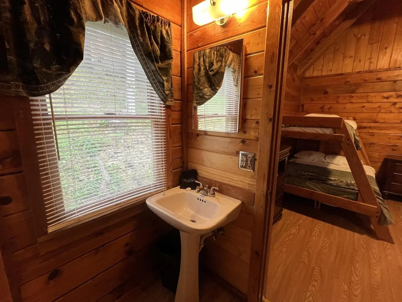 Cozy With Breathtaking Views Near Dollywood *