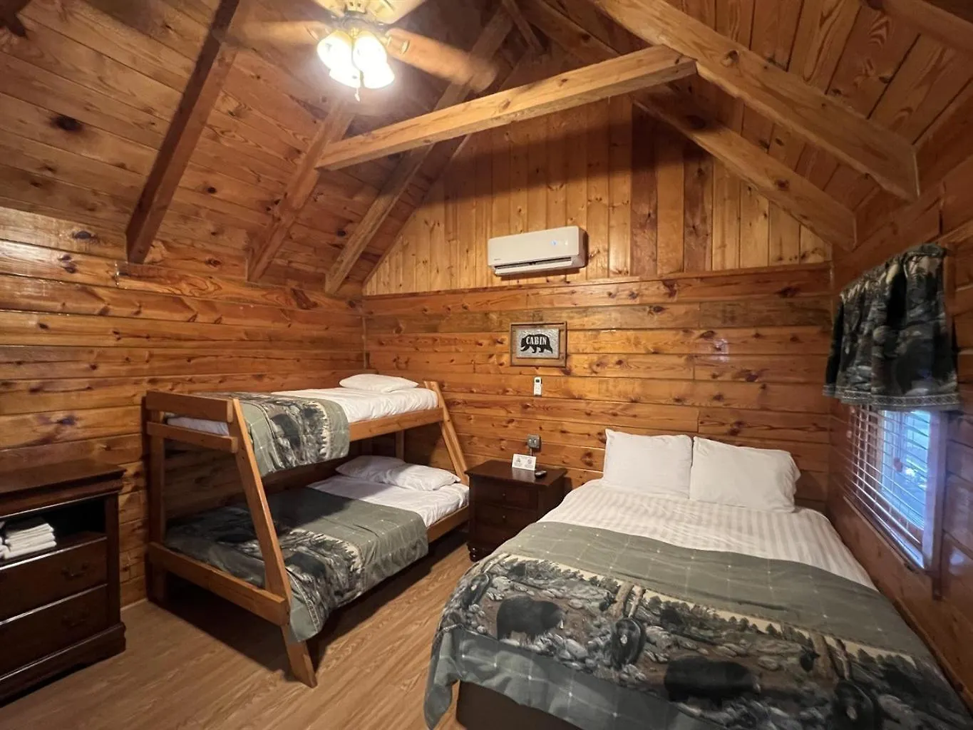 Cozy With Breathtaking Views Near Dollywood Chalet