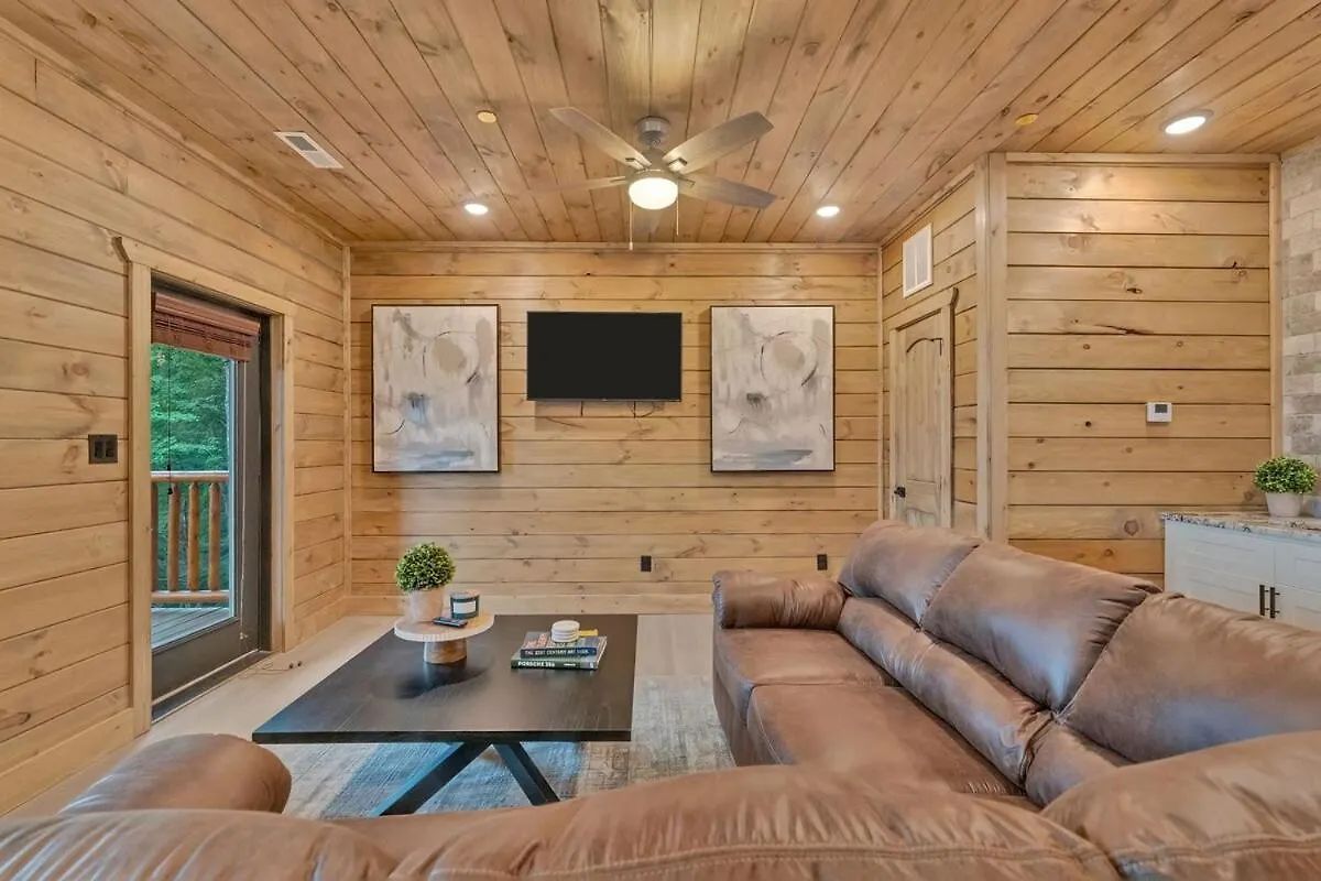 Honeybear Hideaways - Unique & Serene With Indoor Pool, Hot Tub And Mountain Views