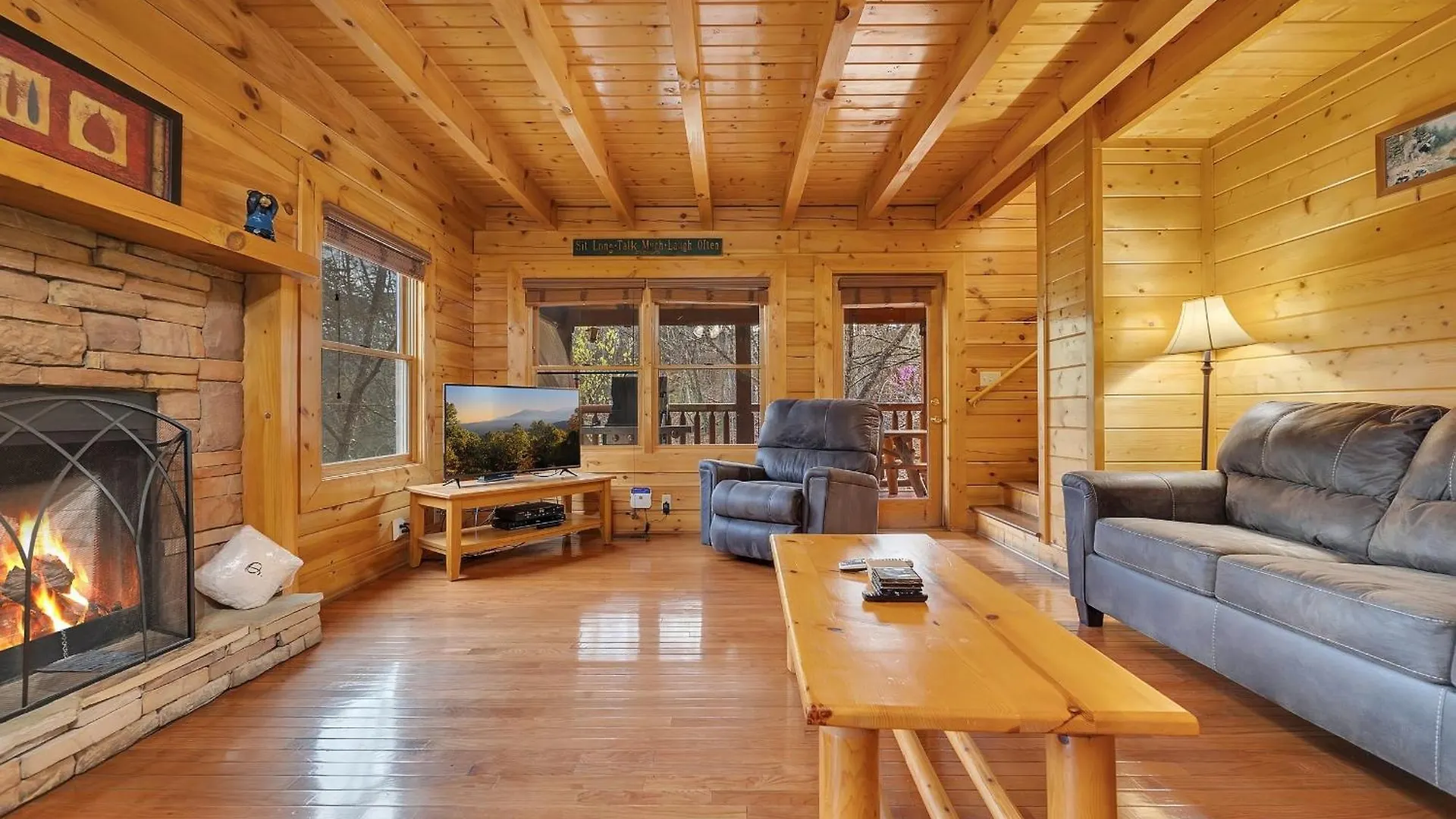 Ern832 - Lakeside Hideaway - Great Location! Close To The Action! *