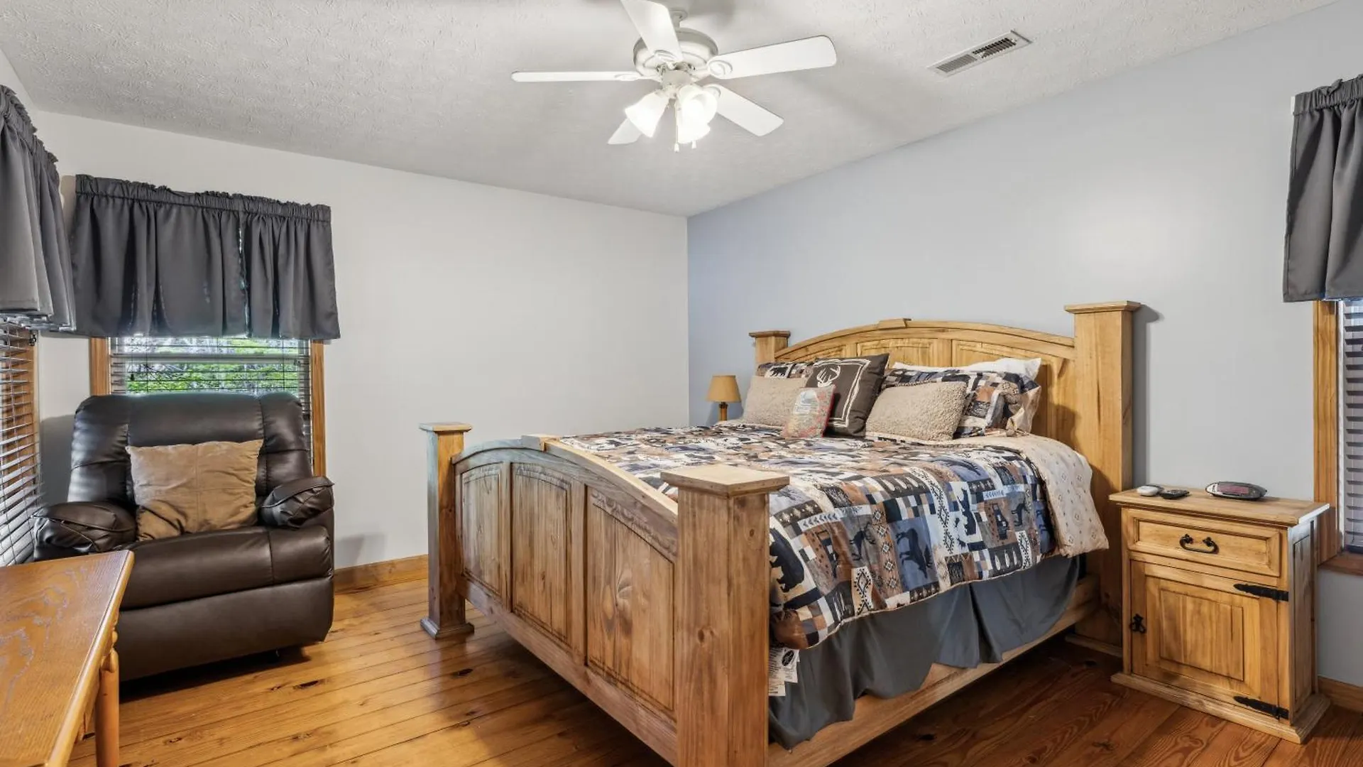 Lucky Charm Is An Inviting 3 Bedroom Retreat Nestled In The Woods Minutes From The Pkwy! Holiday home *
