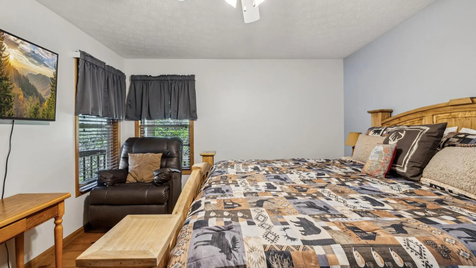 Lucky Charm Is An Inviting 3 Bedroom Retreat Nestled In The Woods Minutes From The Pkwy! Holiday home