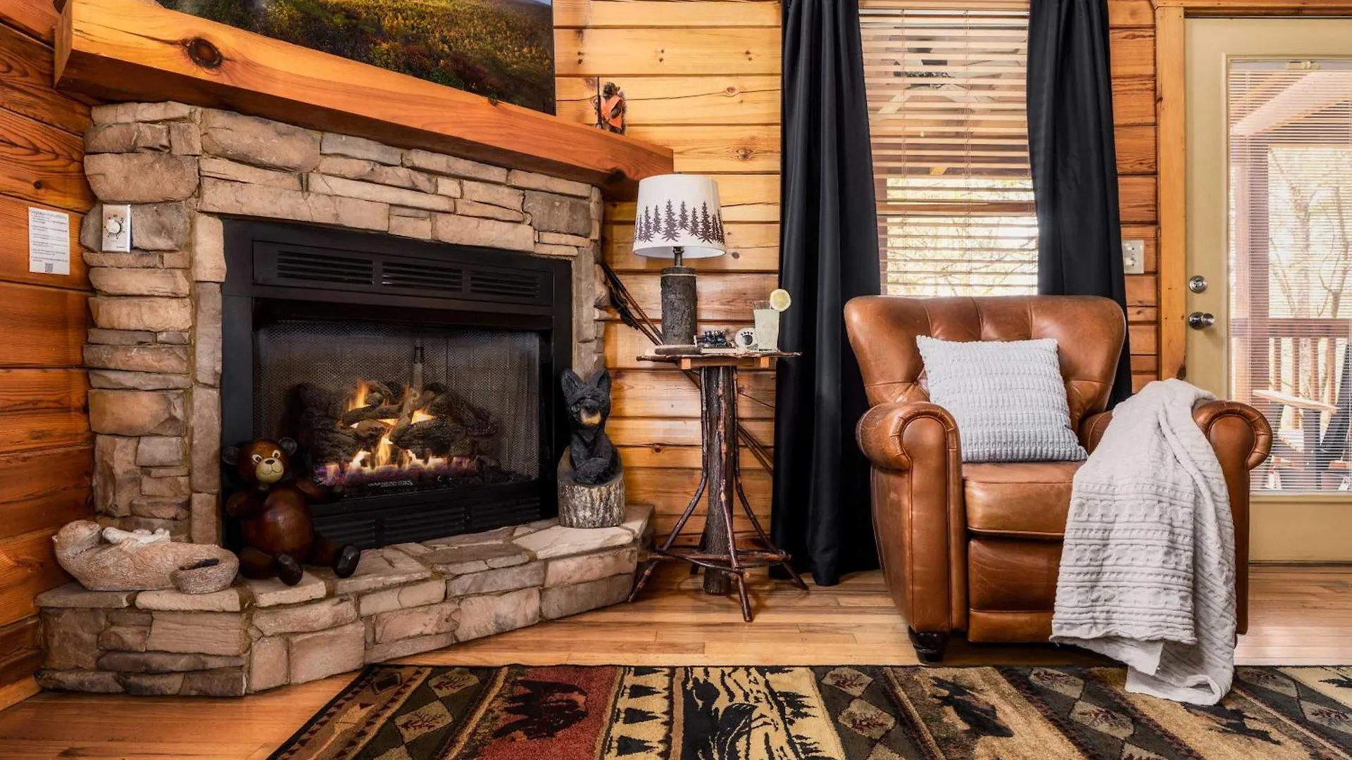 Quaint & Cozy - Great Location - Hot Tub - Bbq