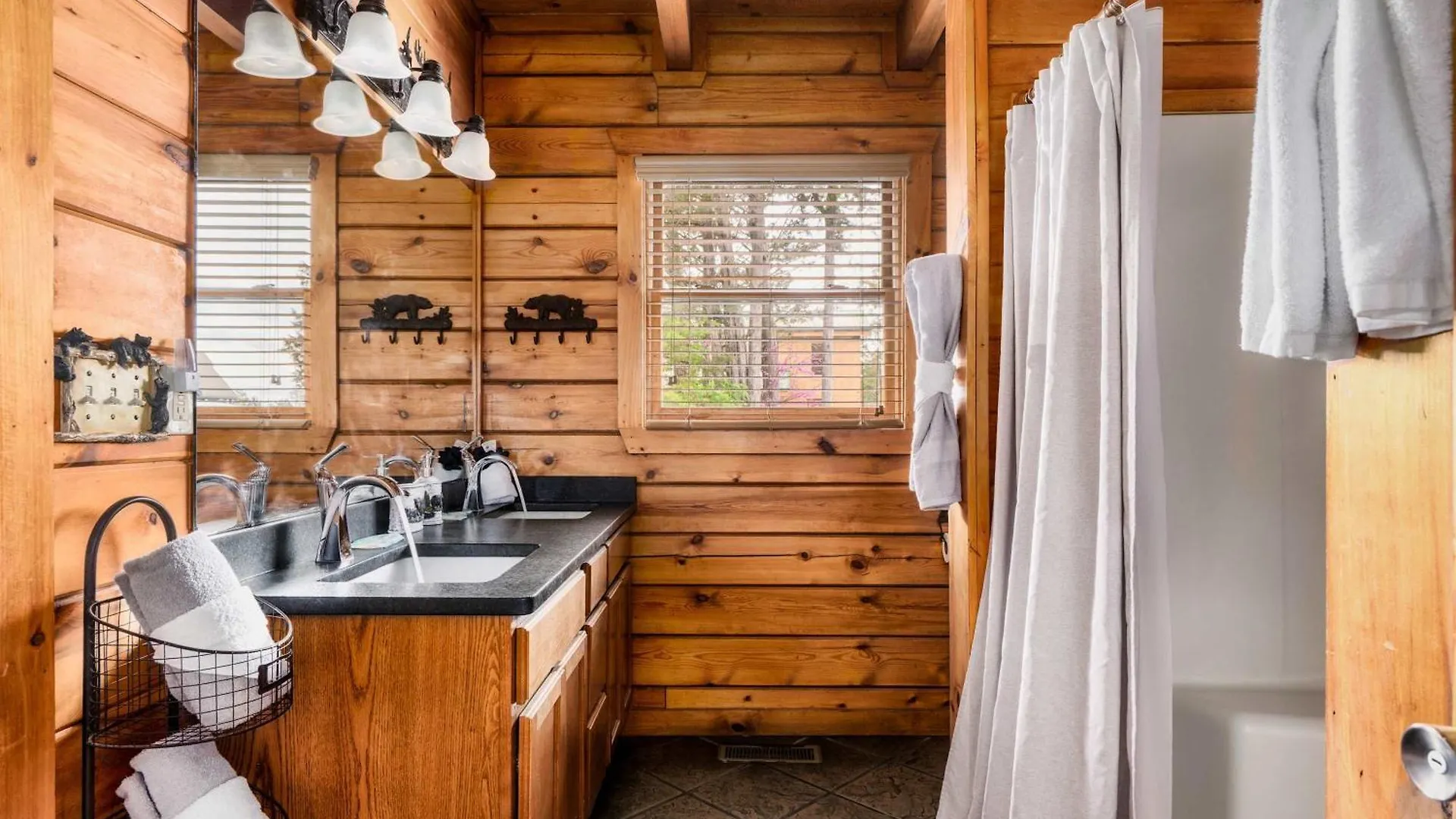 Quaint & Cozy - Great Location - Hot Tub - Bbq *