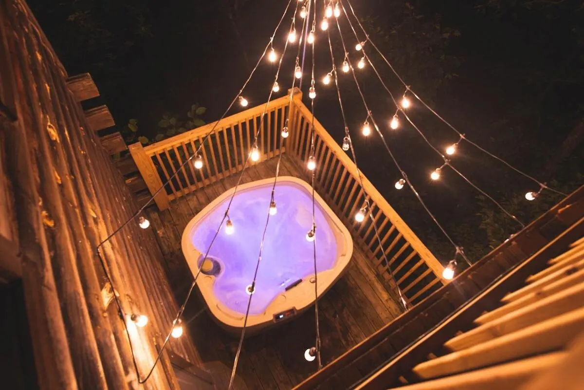 Дом отдыха Cozy Secluded Firepit Hot Tub