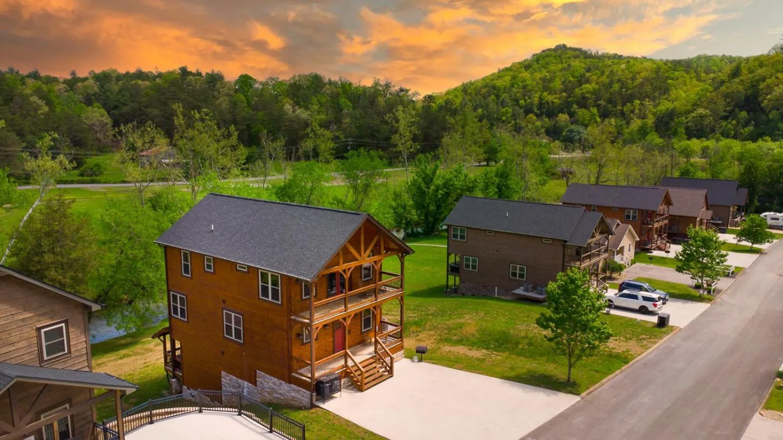 Smokies Paradise Hot Tub Grill 2 Multicade * Pigeon Forge