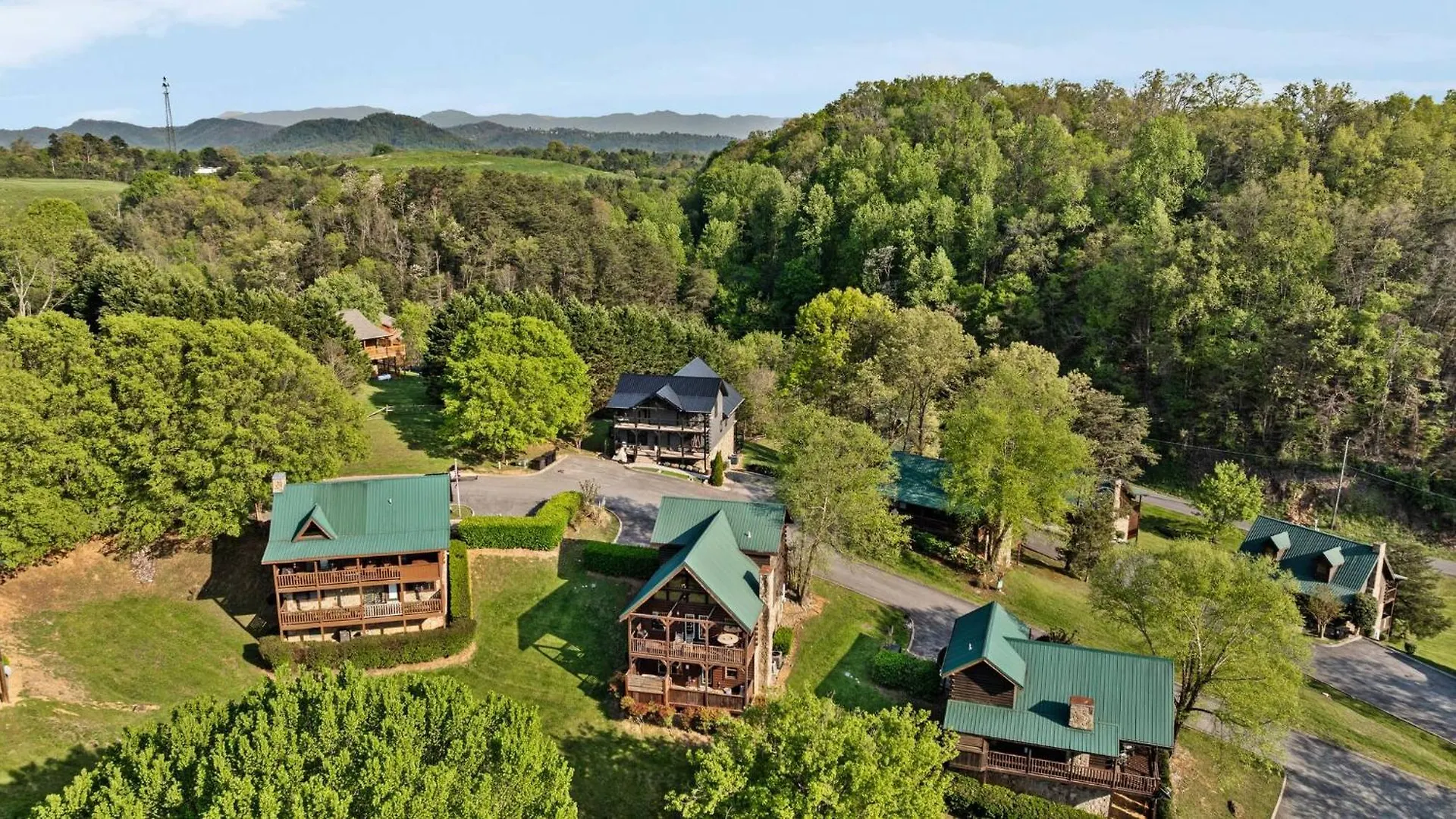 Smoky Moonshine Manor W Hot Tub! *