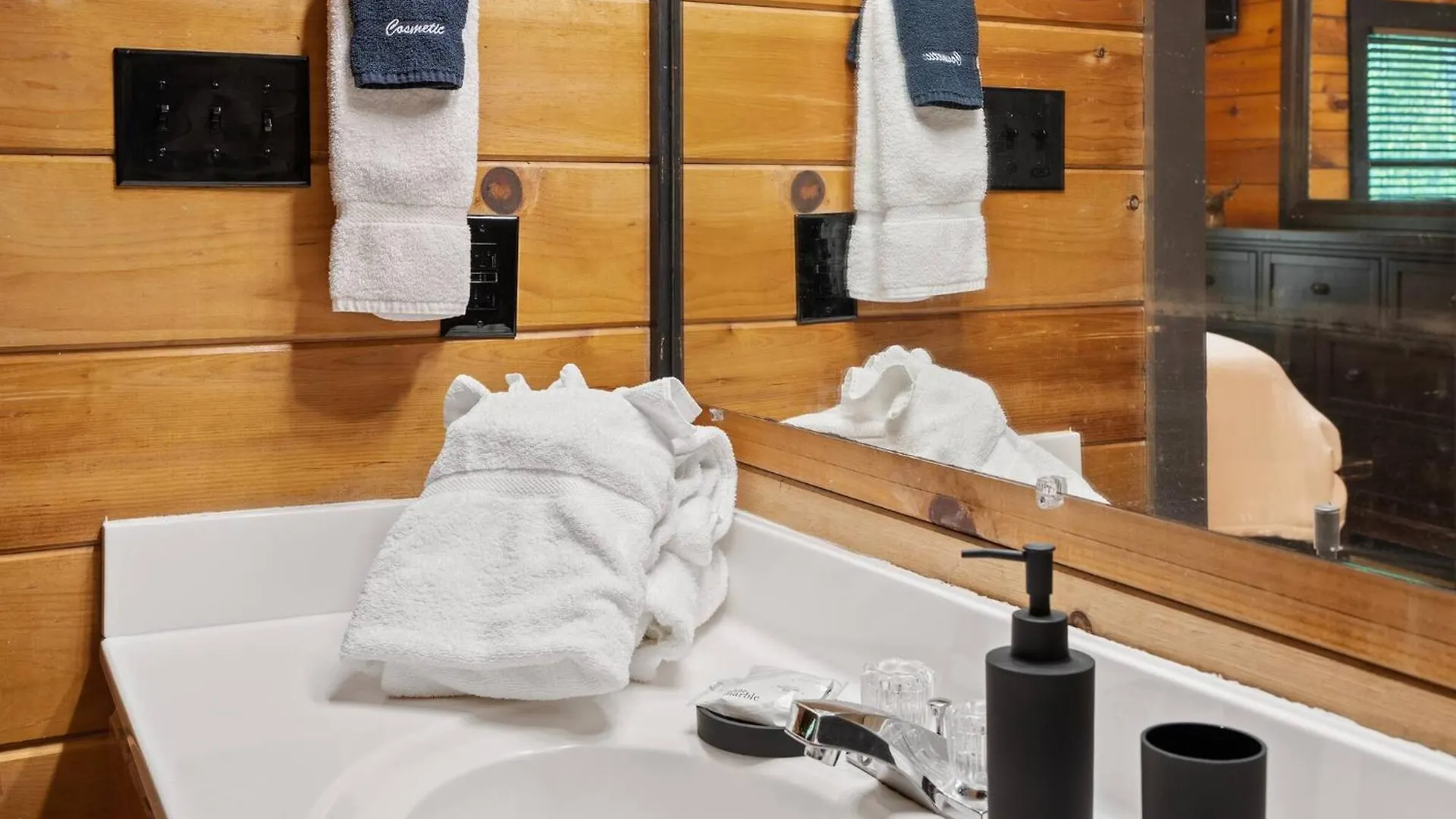 Smoky Moonshine Manor W Hot Tub! Tatil Evi Pigeon Forge