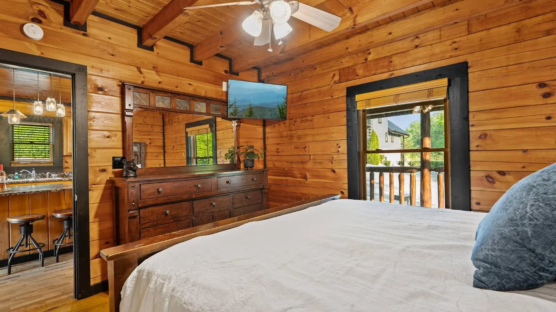 Smoky Moonshine Manor W Hot Tub! Pigeon Forge
