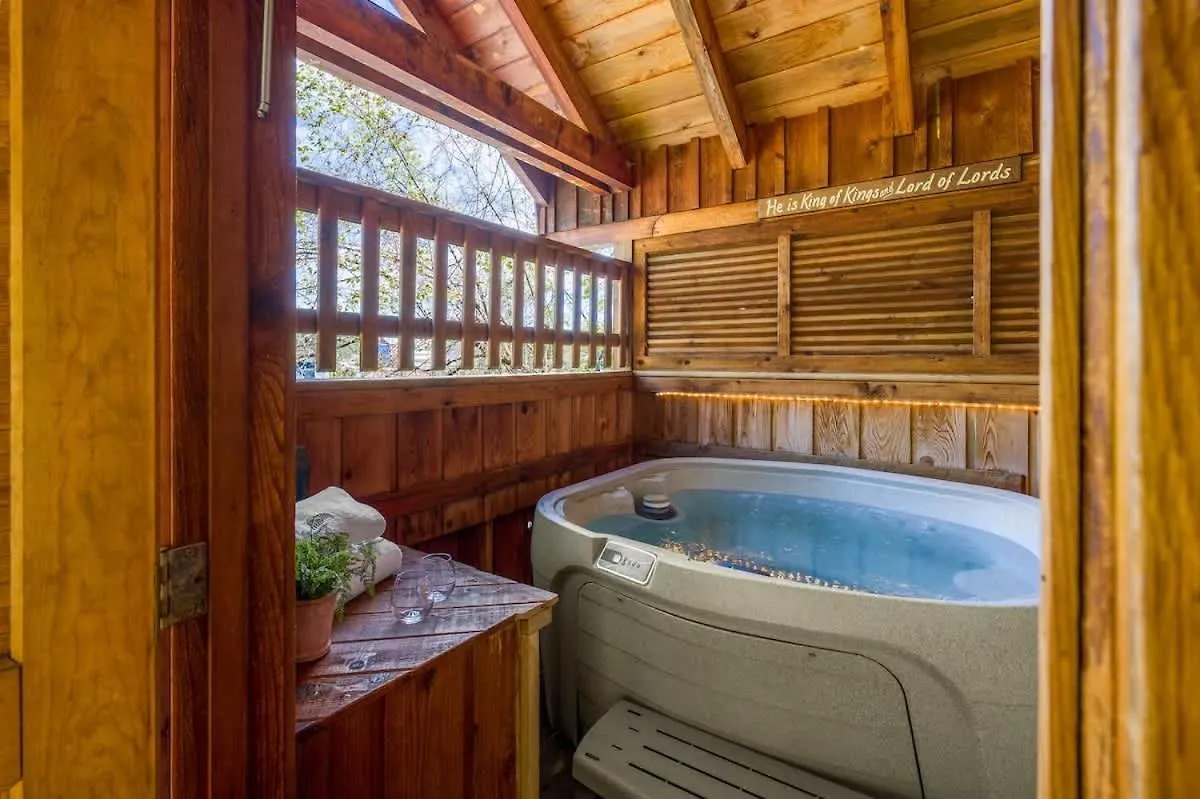 Cozy Log In The Heart Of Pigeon Forge. Hot Tub. Honeymoon! Sleeps 2 Дом отдыха