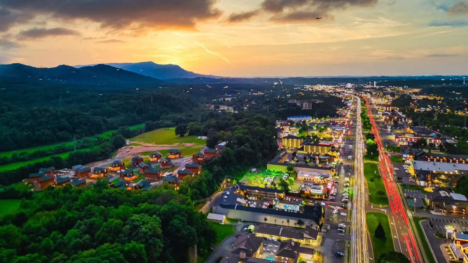 Sasquatch Splash Premier Private Pool With Hot Tub, Mtn Views, Arcade Games, Excellent Location Pigeon Forge
